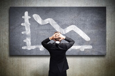 Foto: Person steht vor Tafel